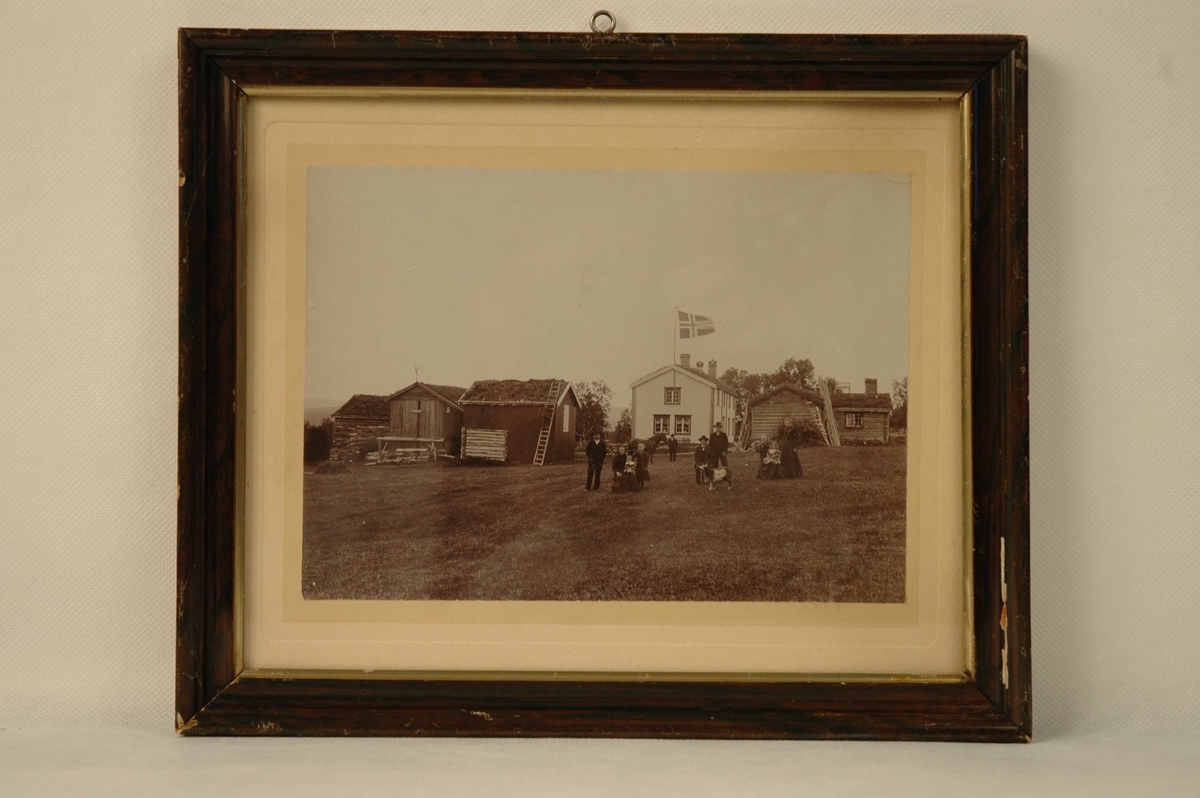 Gårdsanlegg med folk og dyr foran. 1908.