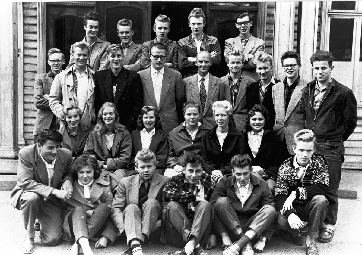 Klasse frå Odda Gymnas, fotografert foran Hotel Hardanger/rådhuset i 1958-1959.