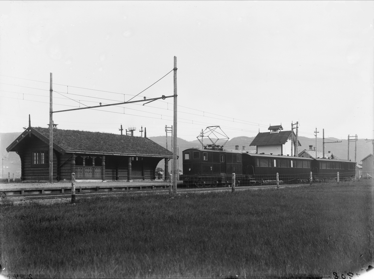 Bårdshaug stasjon. Westinghouse-lokomotiv nr. 1 med med personvogner.