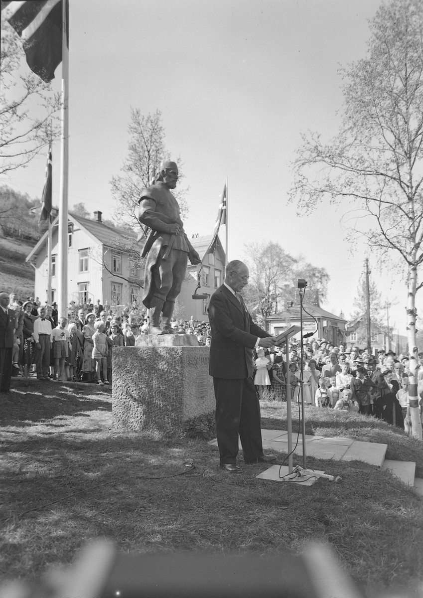 Thorry Kiær taler ved avdukingen av statuen "Bergmannen", Løkken Verk  1955.