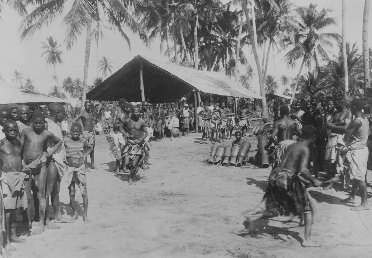 Mosambik. 1914. Fra en kokosplantasje i Quelimane-distriktet. Afrikanske plantasjearbeidere opptrer med dans.