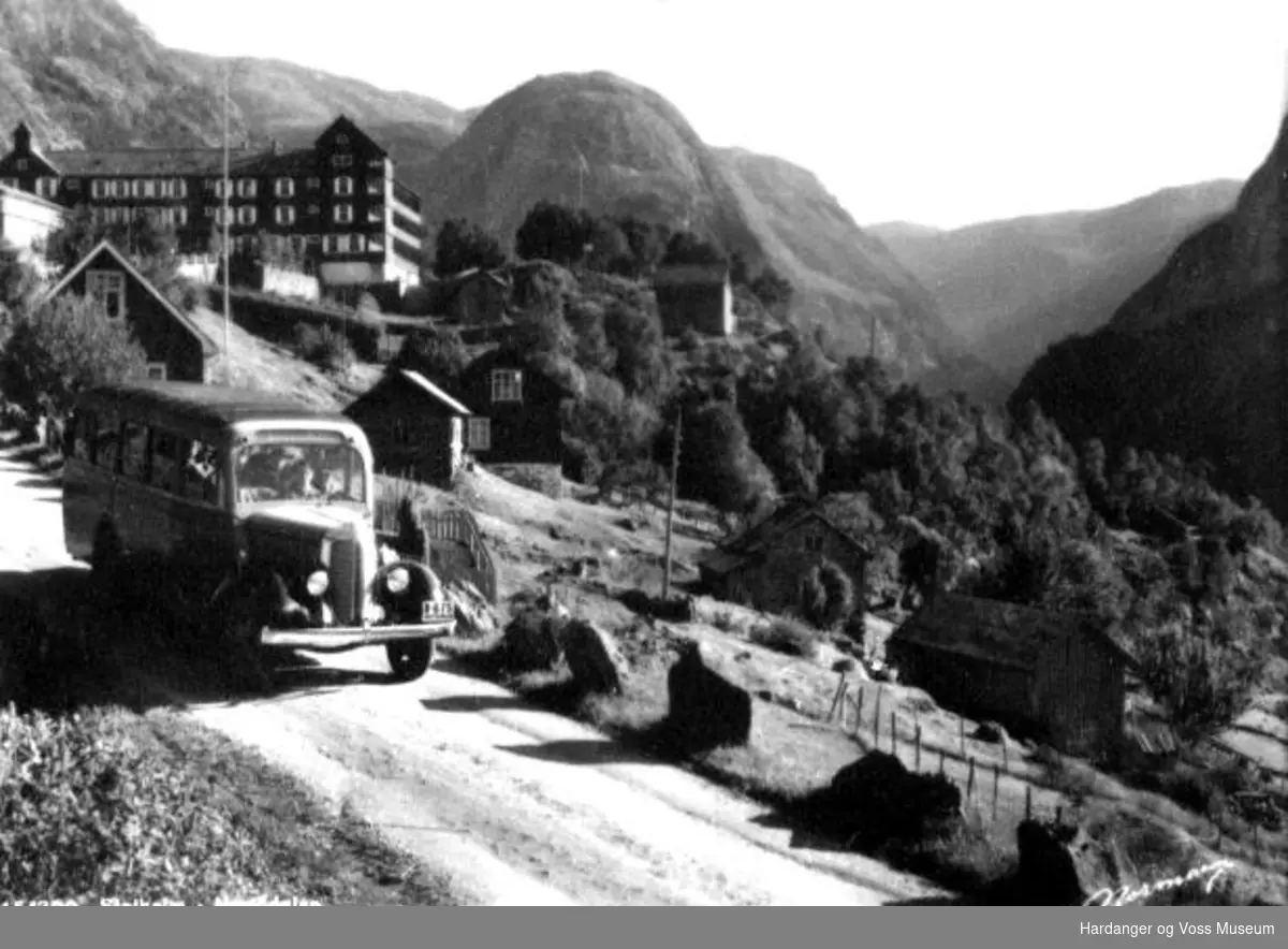 Buss, stabbesteinar, Stalheim hotell, Jordalsnuten, Dodge (evt. identisk Fargo) 1937-38-model