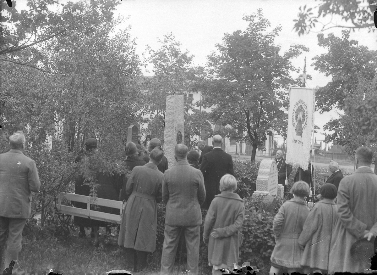 Kransnedleggelse ved bauta på Ila kirkegård over dirigent og sanglærer Hans Adolf Forseth