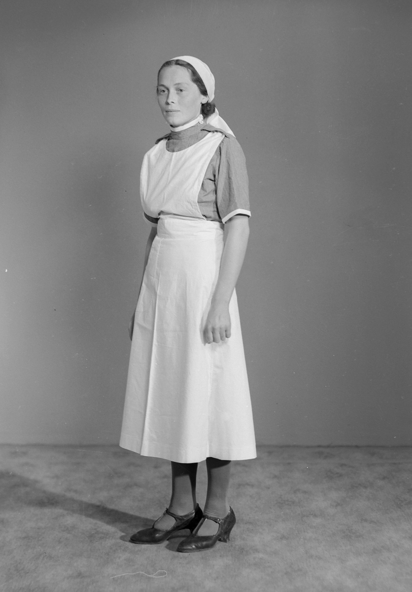 Sykesøster i uniform - Sverresborg Trøndelag Folkemuseum / DigitaltMuseum