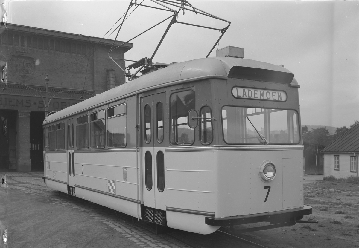 Ny sporvogn, nummer 7 ved trikkestallen. Levert til Trondheim Sporvei fra Strømmens Verksted i 1955