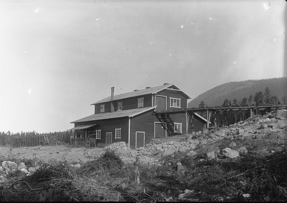 Øvre Rendalen, Hanestad tjærefabrikk, drevet av skogeier Andreas Mohr Øvergaard,