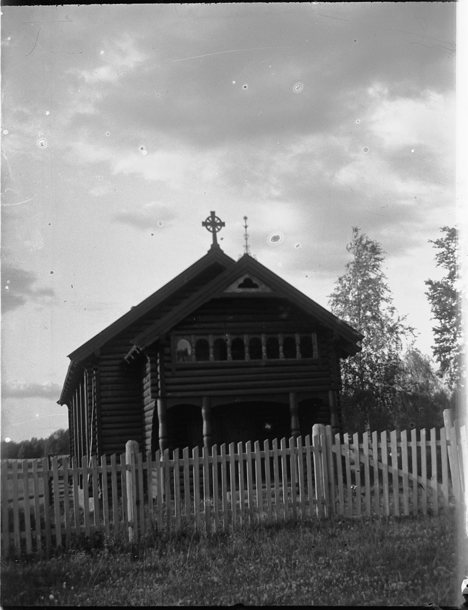Gravkapellet ved Ottestad kirke. Gitt av godseier Wedel-Jarlsberg. Bygd etter tegning av ingeniør A. Halvorsen på begynnelse av 1900-tallet. 