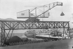 Norsk Brenselimports kran på Skansen. Skipet Vinland fra Hau