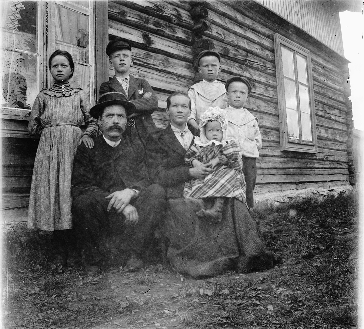 Martenus og Helene Synstad sammen med sine barn. Datter Ragna Synstad til venstre. 