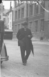 Dyre Halse sen. på vei til valglokalet