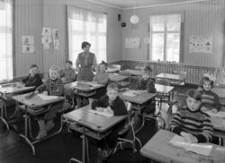 Elever og lærer i et klasserom.