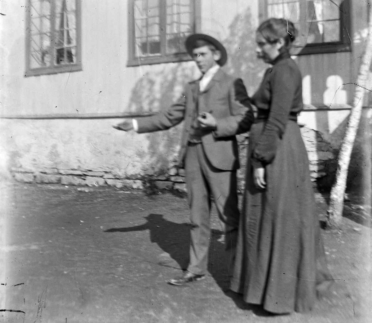 Hovinsholm gård, Helgøya i Ringsaker. Gardsplassen på Hovinsholm: Jacob Albert Hoel (1882–1914) og søsteren Anna Hoel(1872-1955). Foto Jacob Hoel.