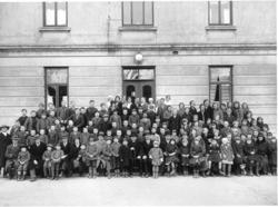 gruppebilde, elever, personale, skolebygning