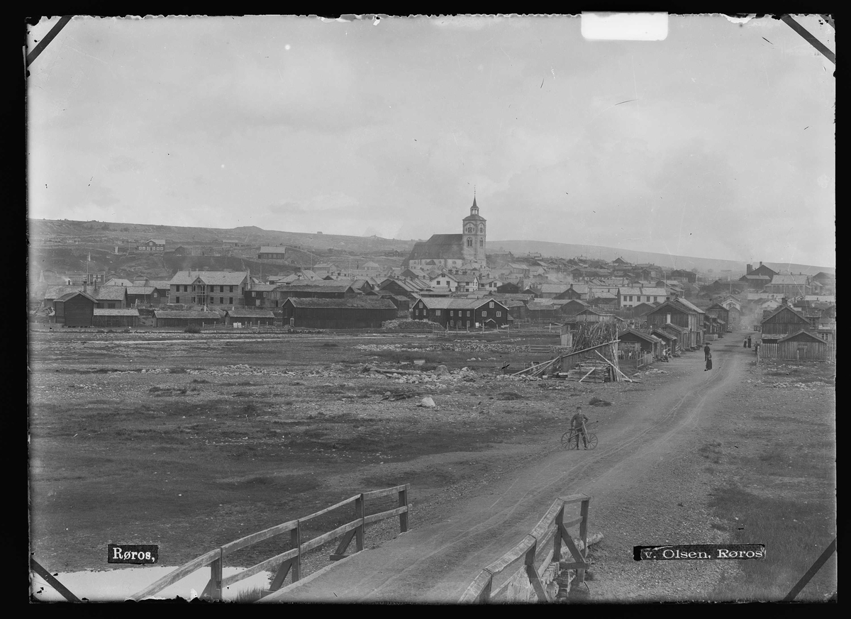Bilde av Røros sentrum sett fra sør, fra Øra. Fahlstrøm hotell er under ...