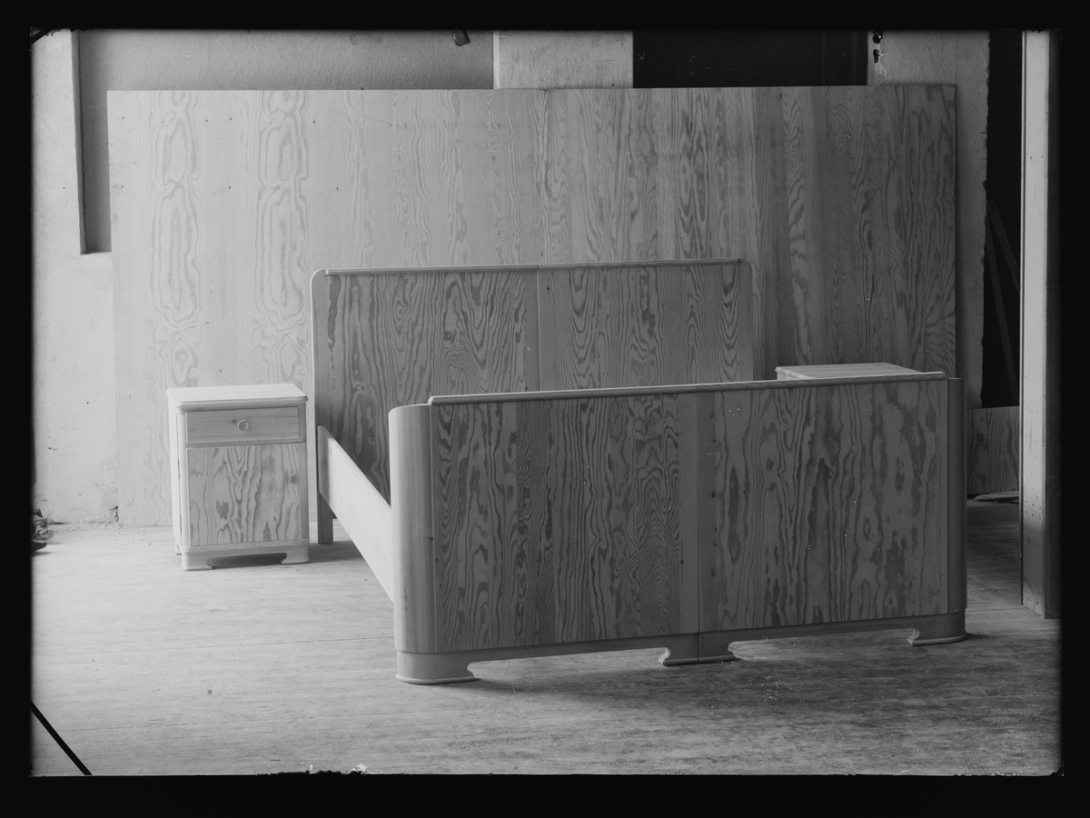 Seng og nattbord produsert av Røros Trevarefabrikk (Sjøvold) på Røros