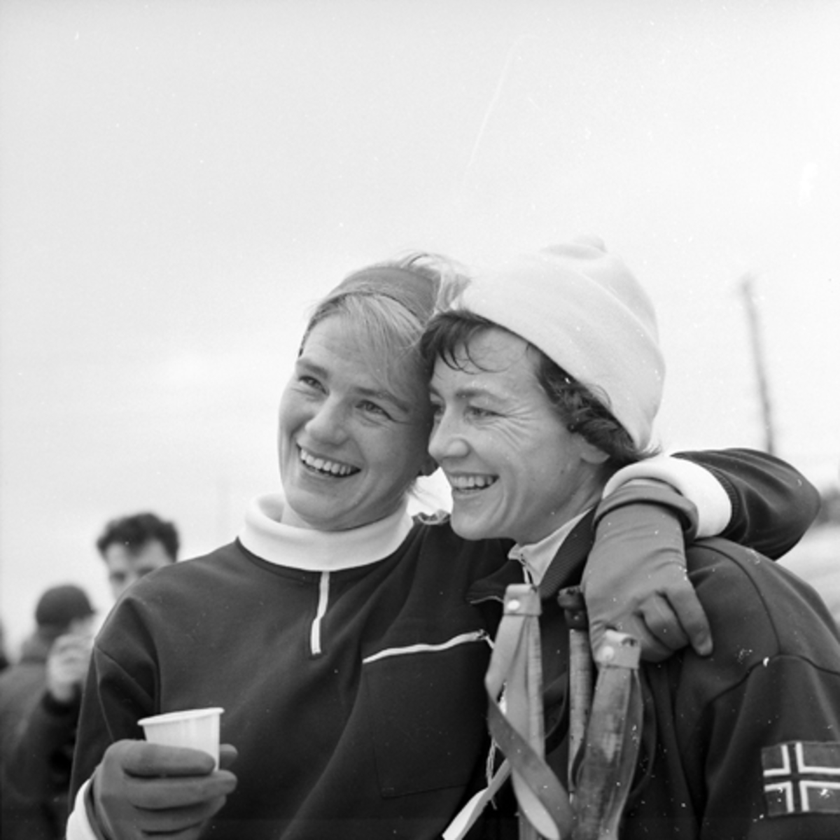 Barbro Martinsson, Sverige (til venstre), ski, langrenn. Den andre er ukjent.
