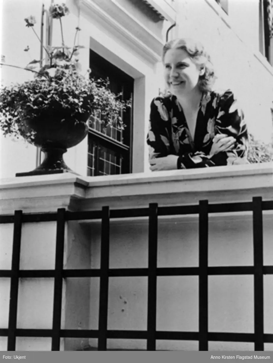 Kirsten Flagstad i sitt hjem i Tidemandsgt. 6, Oslo 1936. Kirsten Flagstad in her home in Tidemandsgt. 6, Oslo 1936. 