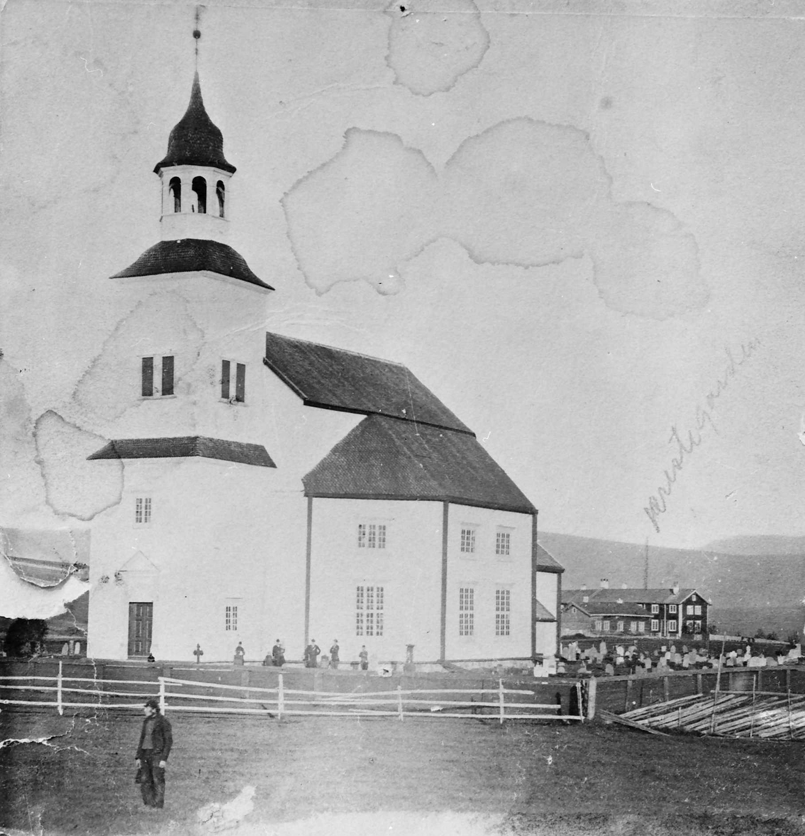 Tynset kirke (prestegården i bakgrunnen)