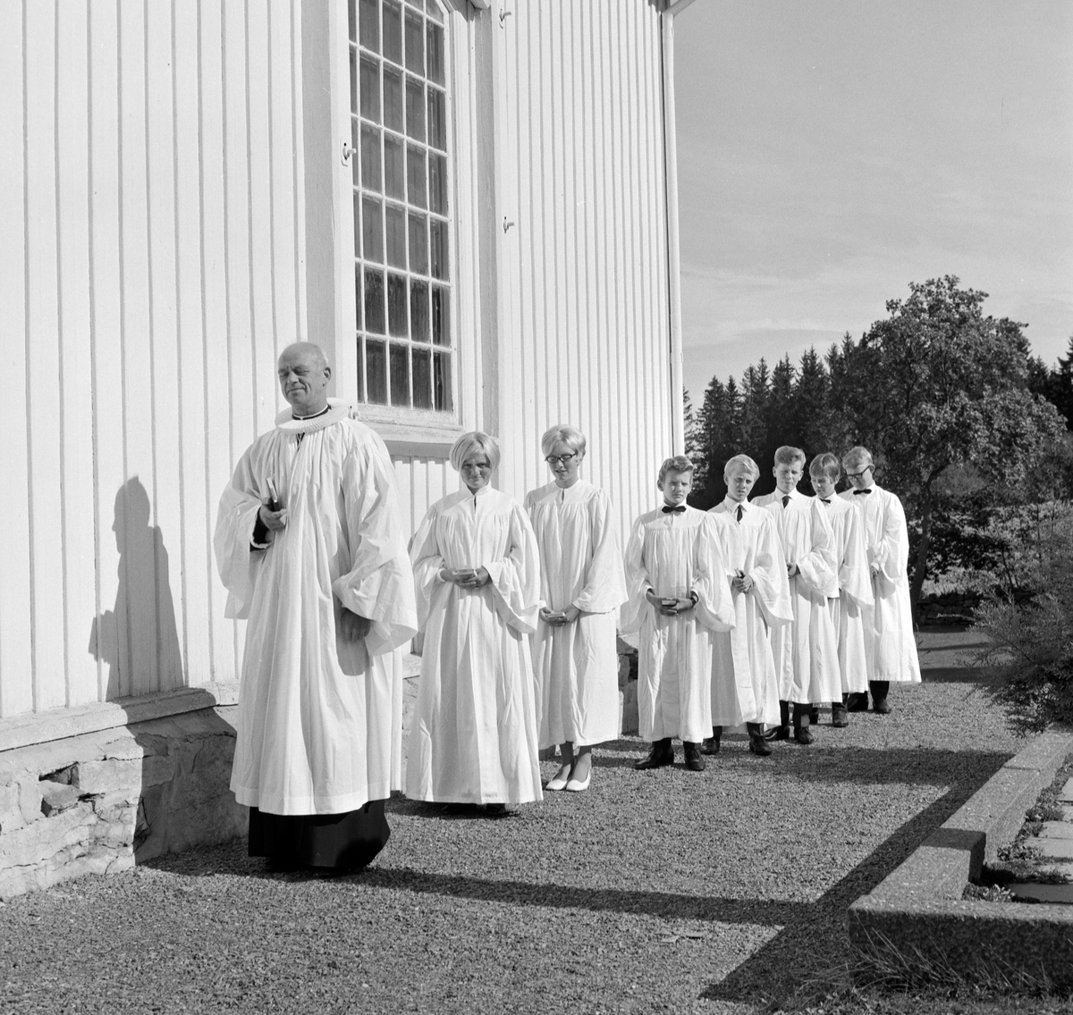 Konfirmanter i Helgøya kapell 1969. 
Fra venstre: Victor Andersen, Sofie Madsen, Elin Gustavsen, Pål Slåttsveen, Per Ragnar Pedersen, Geir Korsgård, Frantz Kristian Raabe, Ole Høiby.