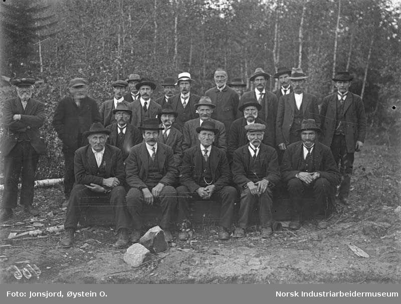 Forsamling eldre menn fra bygging av Dølehalle i 1919