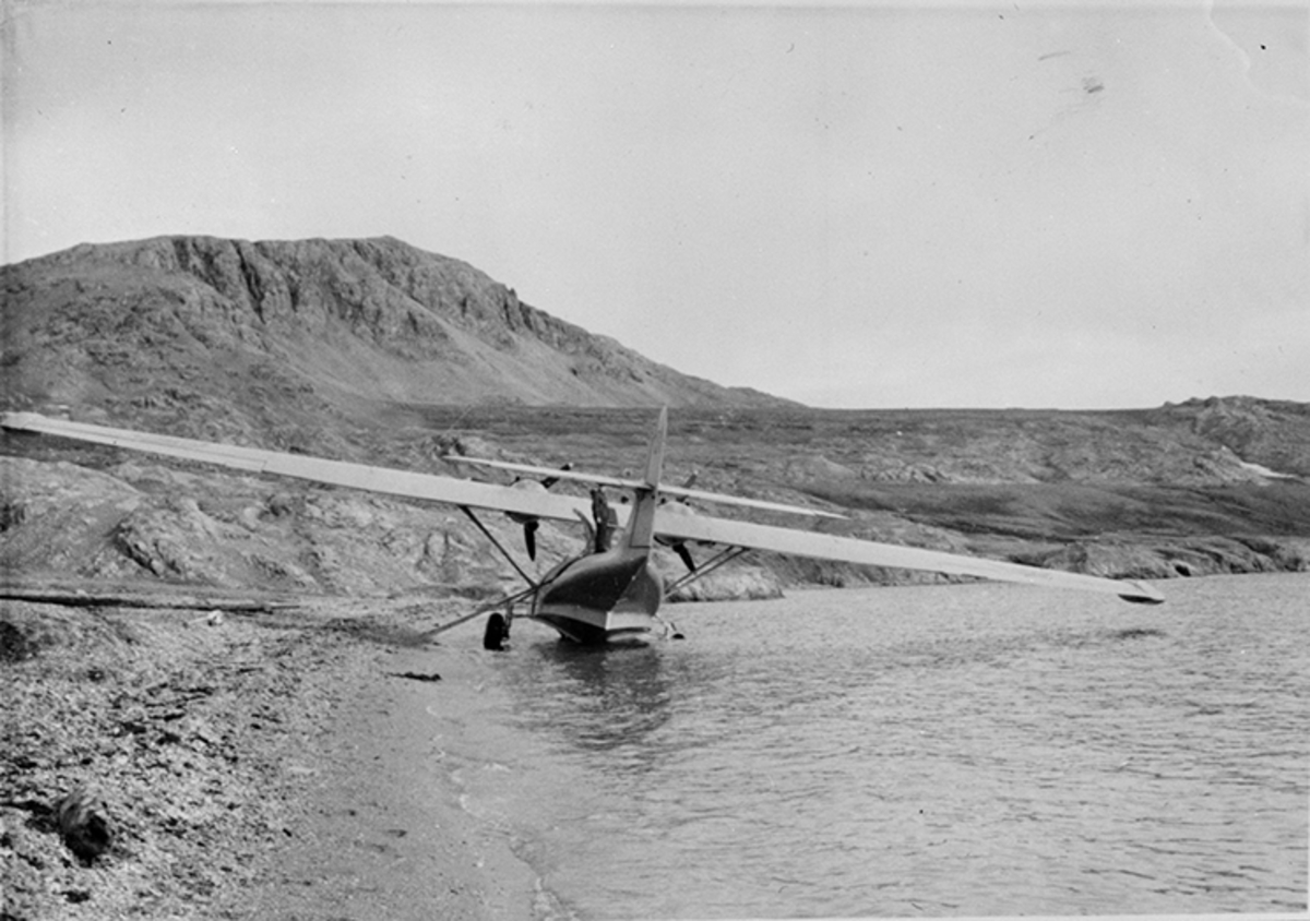 Flygplan TP 47, Catalina i vattnet vid strandlinjen på Spetsbergen under expedition år 1957.