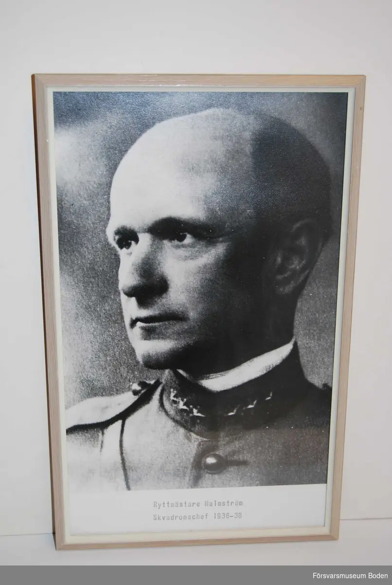 Inramat, avsett att hängas på vägg. Ryttmästare Nils Olov Malmström var skvadronschef vid K4B, Boden 1936-1938.