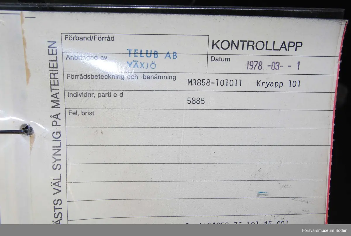 Transportlåda av trä med två hänglås, nycklar saknas. Kontrollapp daterad 1978-03-01 från Telub AB, Växjö gällande översyn fastsatt på lådan. Enligt denna har apparaten individnummer 5885.