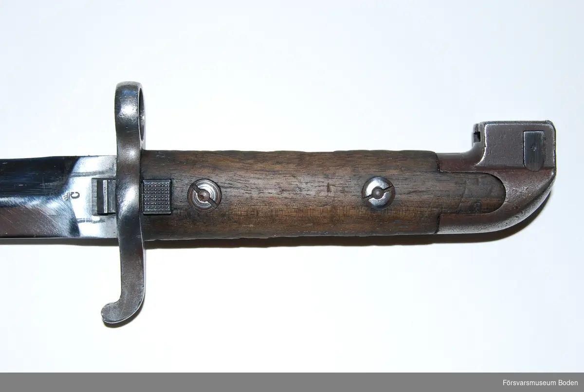 Typen användes till karbin m/1894-1914 och kulsprutepistol m/1945C. Tveggead klinga försedd med stämpel för Carl Gustav gevärsmanufakteri. Grepplattor av trä fastsatta med skruvar. Baljan försedd med doppsko stämplad med krona. Låsknapp för baljan invid parerstången.
