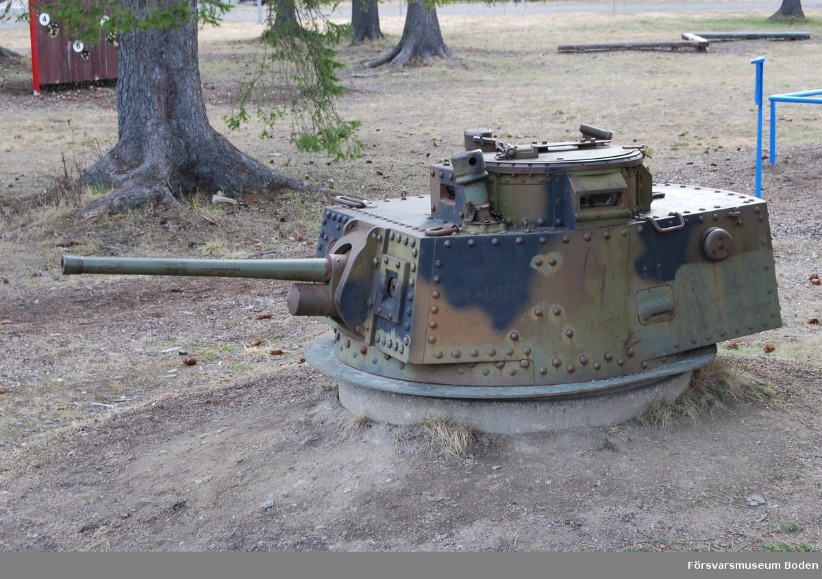 Med 37 mm kanon Bofors m/1938 strv, nummer 2259 instämplat på eldröret. Tornen härrör från stridsvagn m/1941 där chassit byggdes om till Pbv 301och de överblivna tornen sattes upp för skydd av krigsflygbaser.