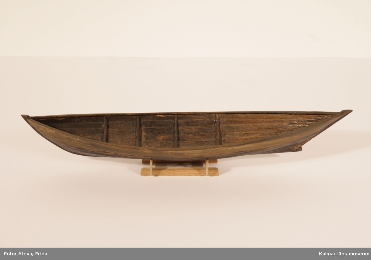 KLM 32554:5 Båtmodell. Modell av medeltidsbåt från Slottsfjärden, fynd nr VIII. Modellen tillverkad av Hilding Eriksson, Kalmar läns museum. Fynd nr VIII liten segelbåt, datering omkr 1600?