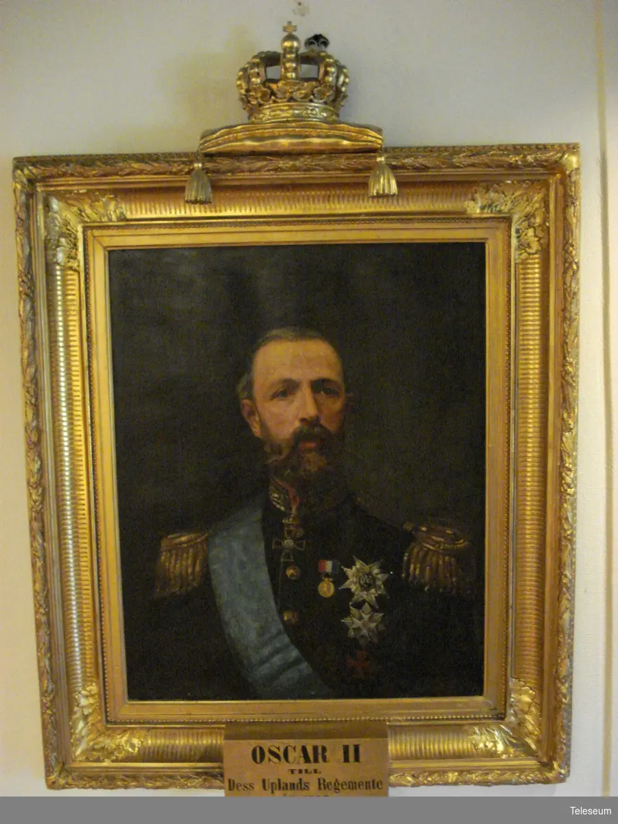 Olja på duk, förgylld ram med krona. Porträtt föreställande Oscar II, till Dess Upplands Regemente År 1883.