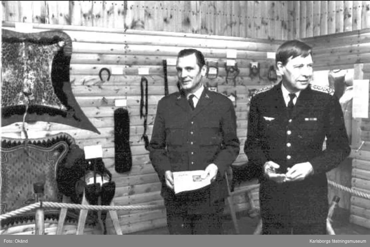 Militärbefälhavaren general Nils Personne inviger K 3 museum i Lundabyggnaden K 3, Skövde den 3 december 1976. Nils Personne och museichef Stig Aaby-Ericsson åhör föredragning av värnpliktige kopralen Hulthén angående föremålen i Utnäslötrummet.