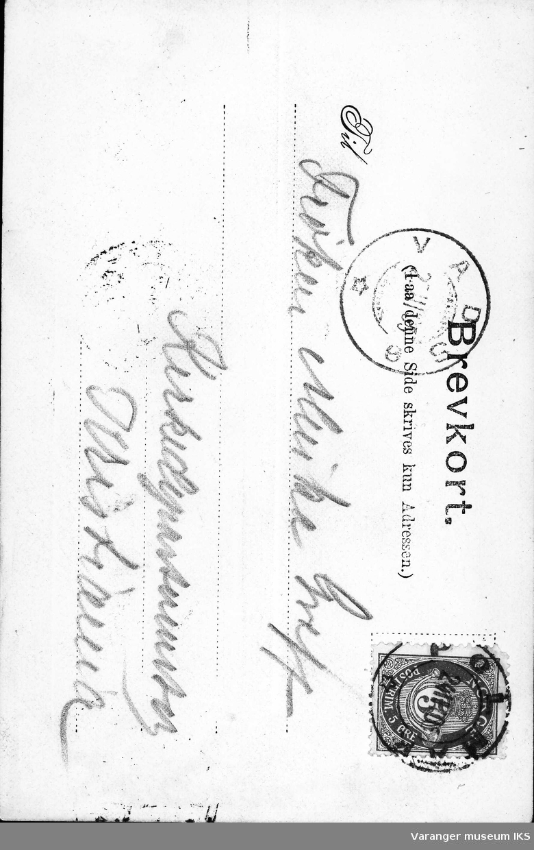 Postkort, postmann på ski med hund venter utenfor Amtmannsgården i Vadsø 1905.