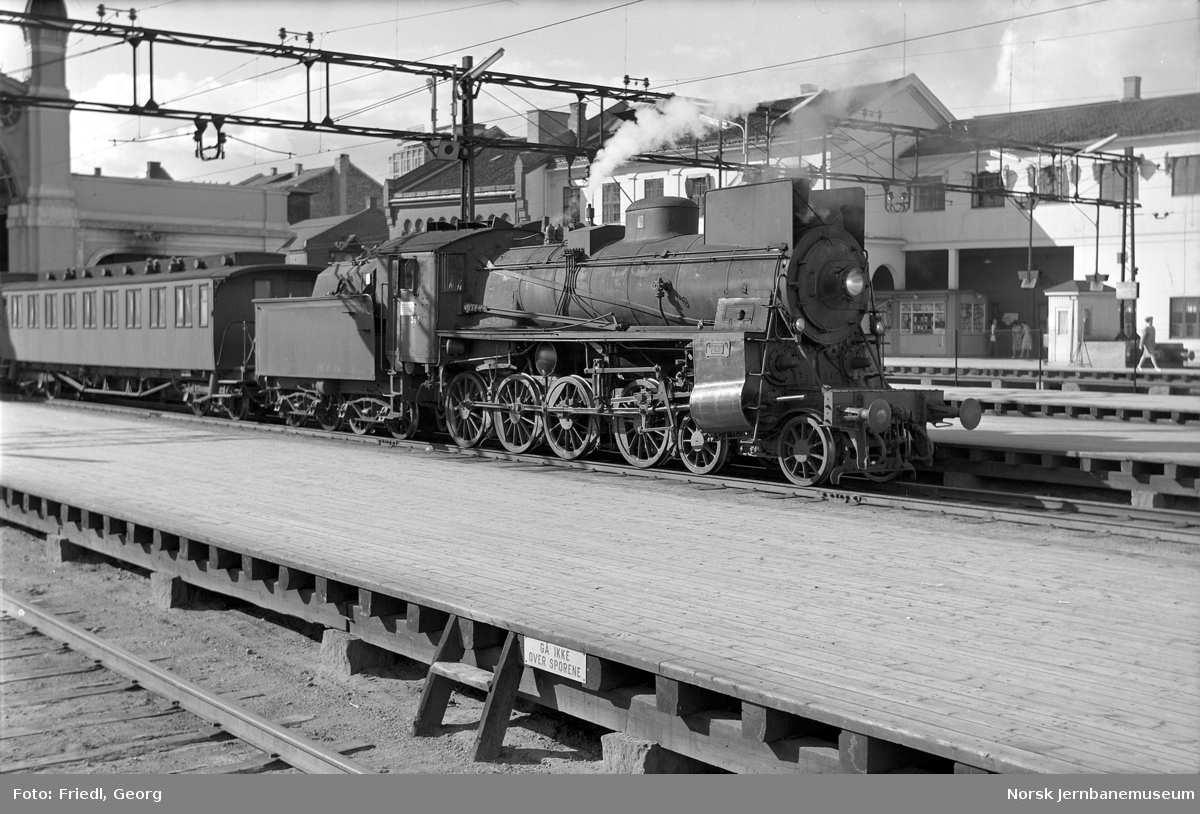 Damplokomotiv type 26c nr. 398 foran lokaltog til Hakadal på Oslo Ø