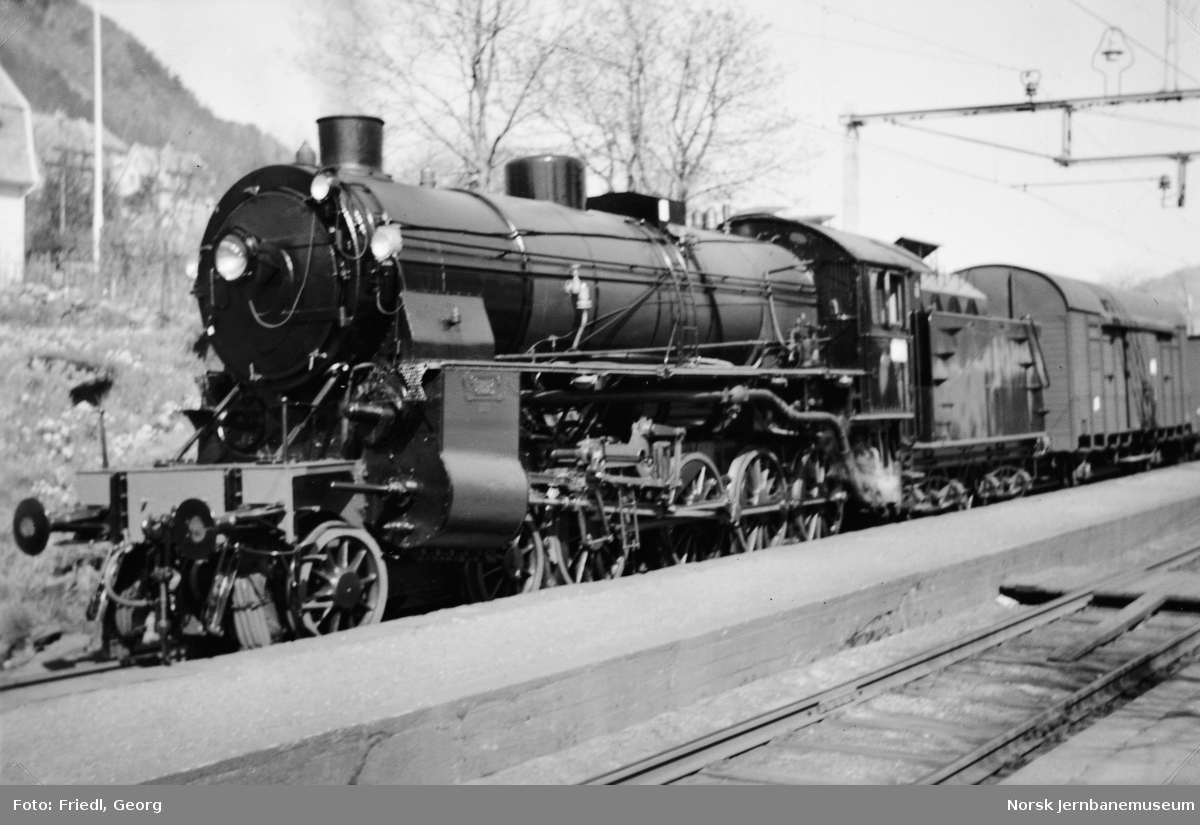 Damplokomotiv type 31b nr. 401 med kipptog Bergen-Nesttun på Minde stasjon