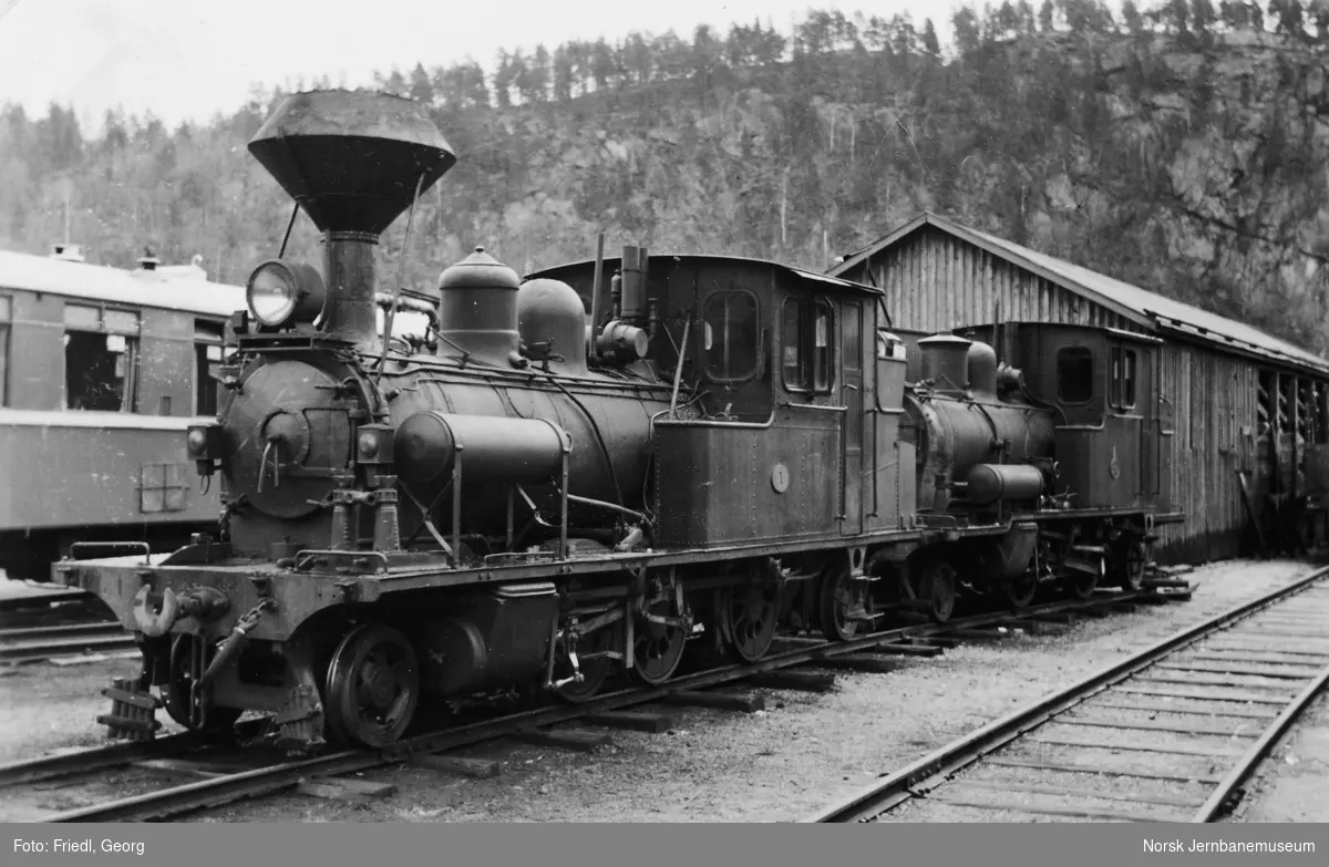 Setesdalsbanens damplokomotiv type XXI nr. 1 og XXII nr. 6 på Grovane stasjon