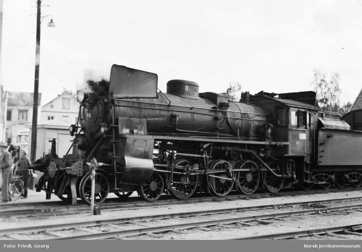 Damplokomotiv type 26c nr. 411 foran dagtog 301 på Tynset stasjon