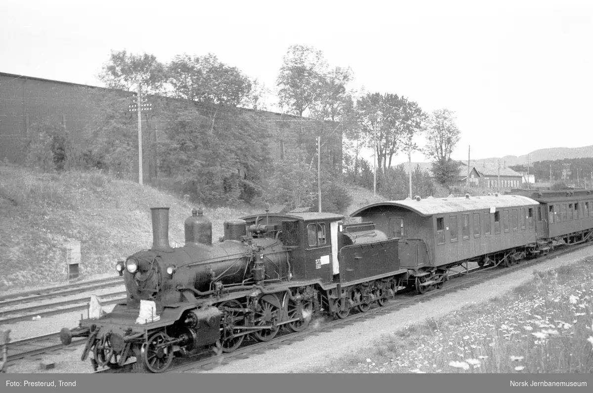 Damplokomotiv type 21c nr. 377 med persontog ved Leangen
