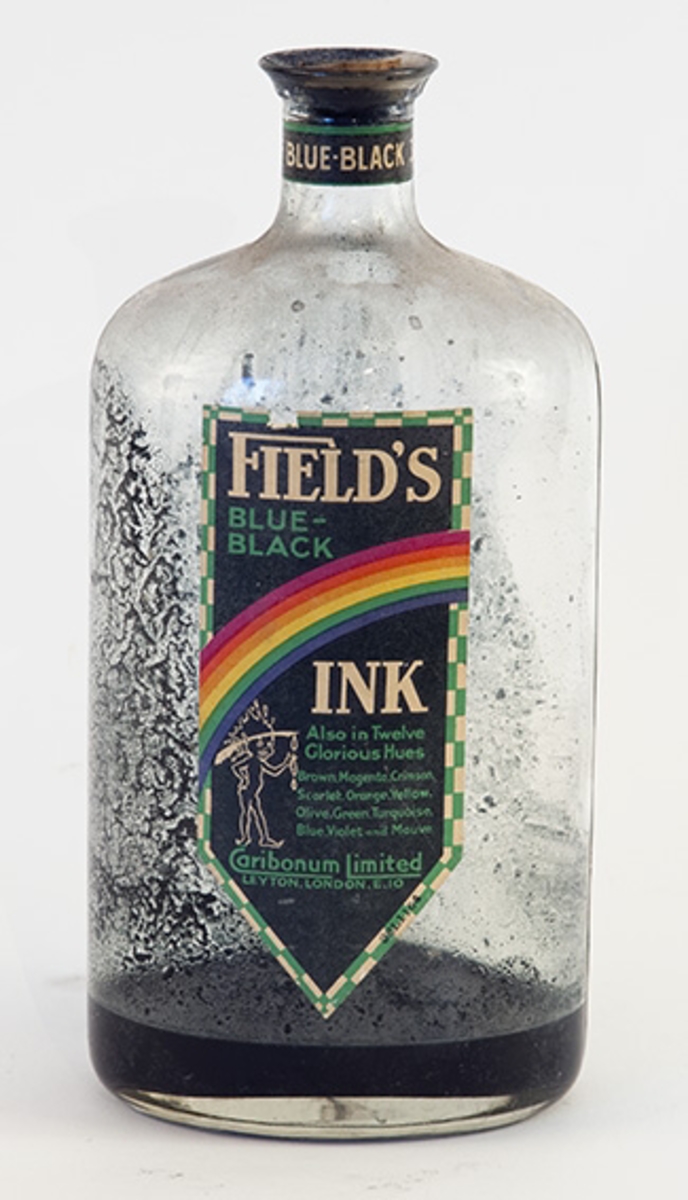 Rund, bred flaske med kork. Har inneholdt blekk. Mangefarget, stor etikett. Original etikett; Field`s Blue-black ink. Noe blekk igjen på flasken.