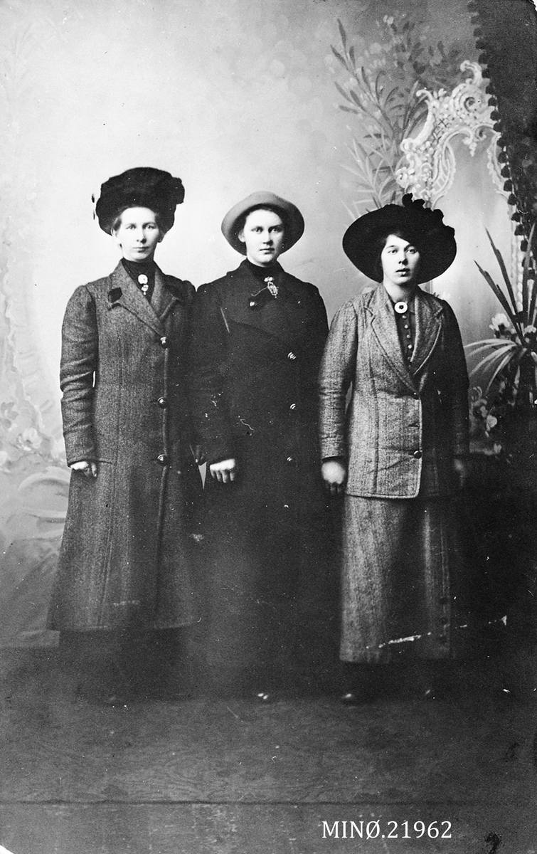 Portrett av tre kvinner
