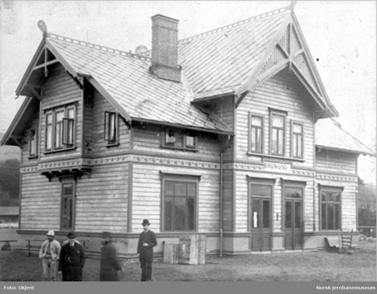 Brumunddal stasjonsbygning med stasjonsskilt "Brumund"