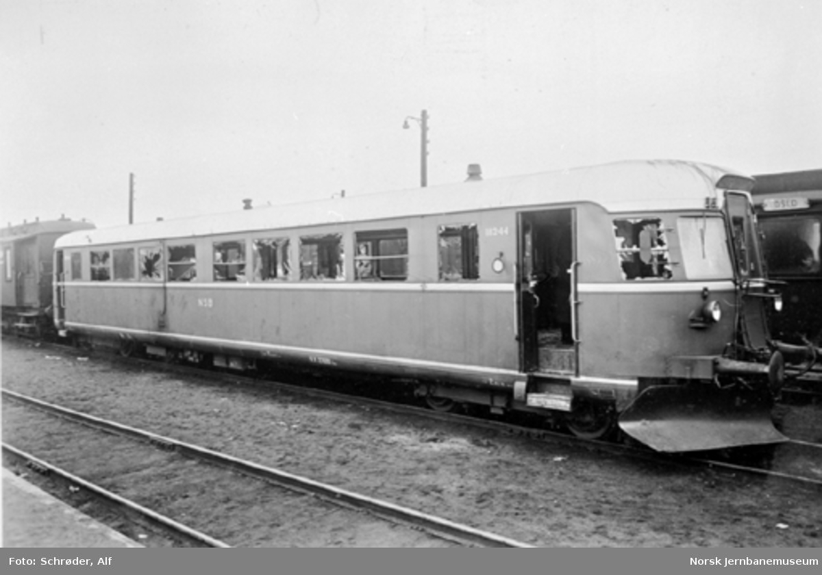 Dieselmotorvogn type 6b nr. 18244 etter sabotasjehandling i tunnelen sør for Gudå stasjon