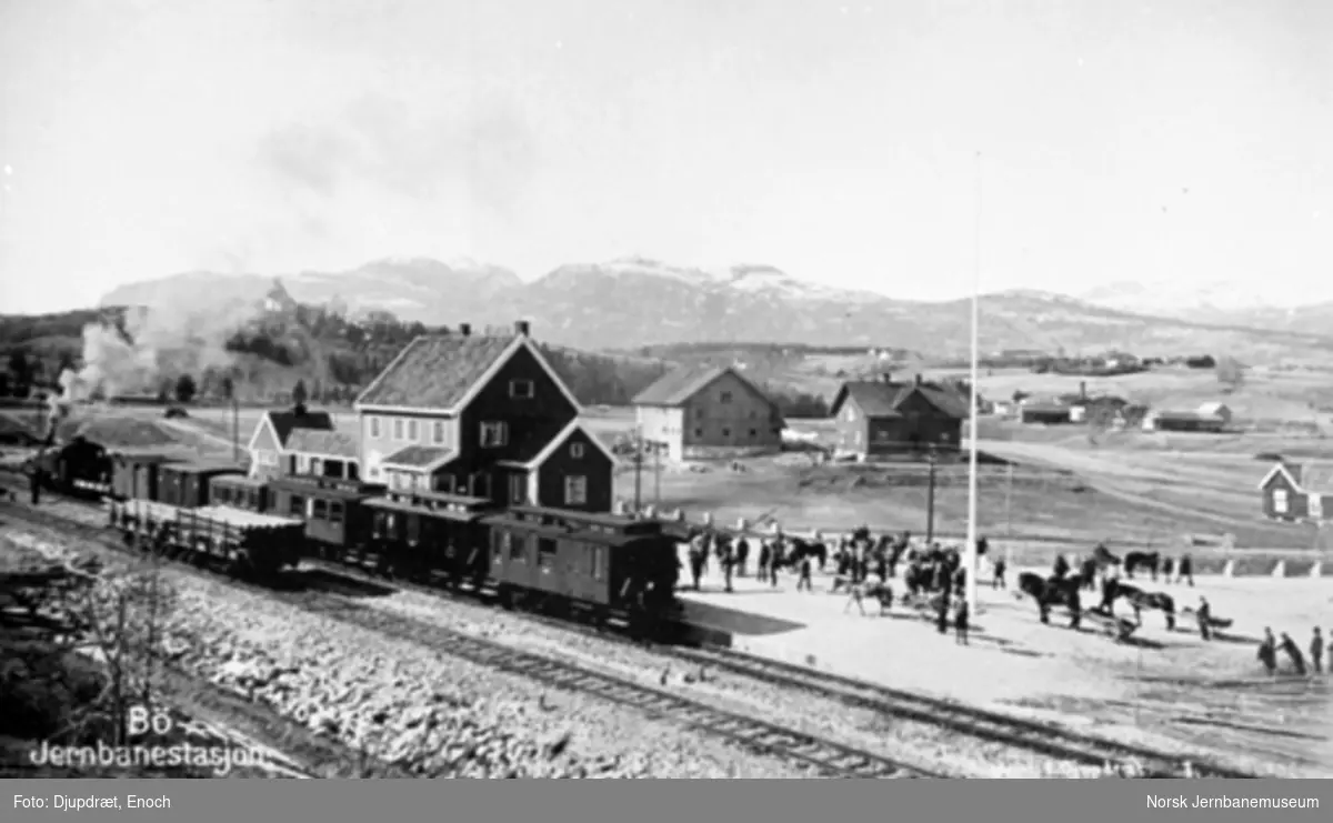 Bø stasjon med blandet tog i spor 1