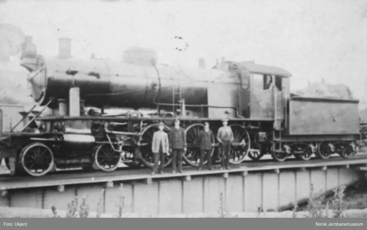 Damplokomotiv type 30a nr. 275 på svingskiven