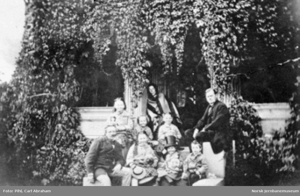 Gruppebilde fra Pihls hage i Gustavs gate