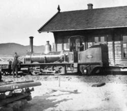 Damplokomotiv nr. 1 "Halfdan" foran Hokksund stasjonsbygning