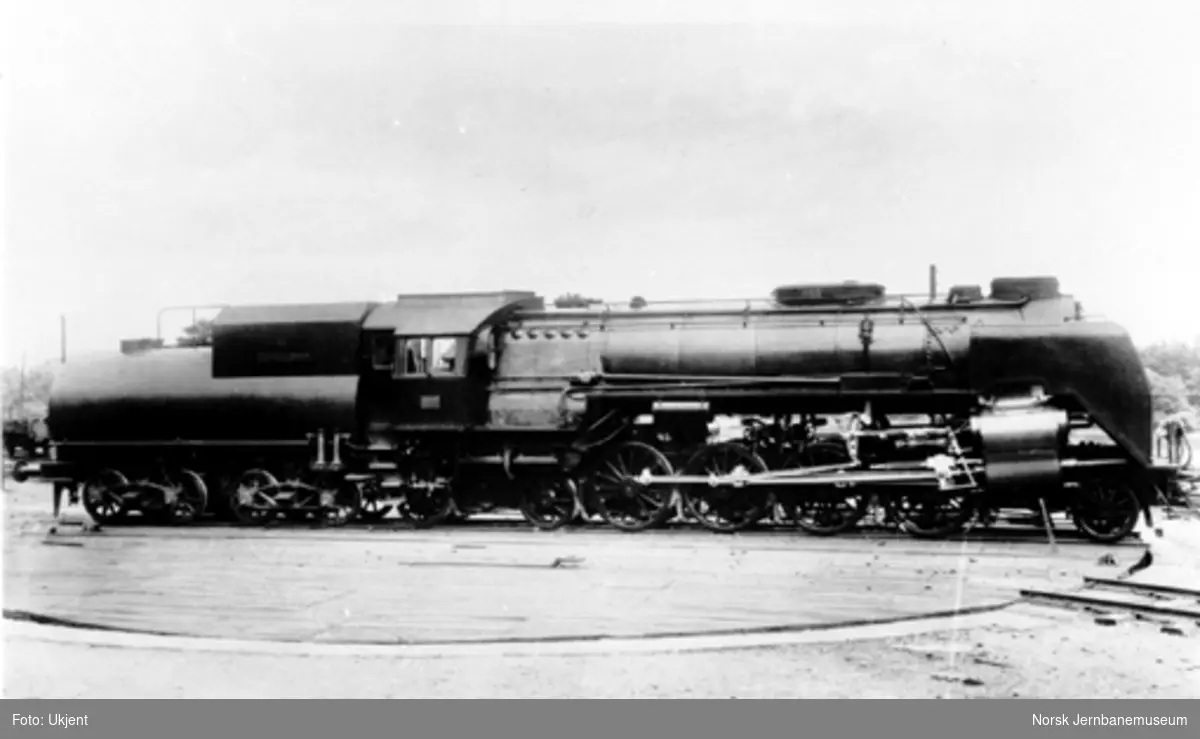 Damplokomotiv type 49a "Dovregubben" nr. 463 på svingskive
