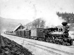 Damplokomotiv type 14a nr. 1 foran et langt tog på Gudå stas