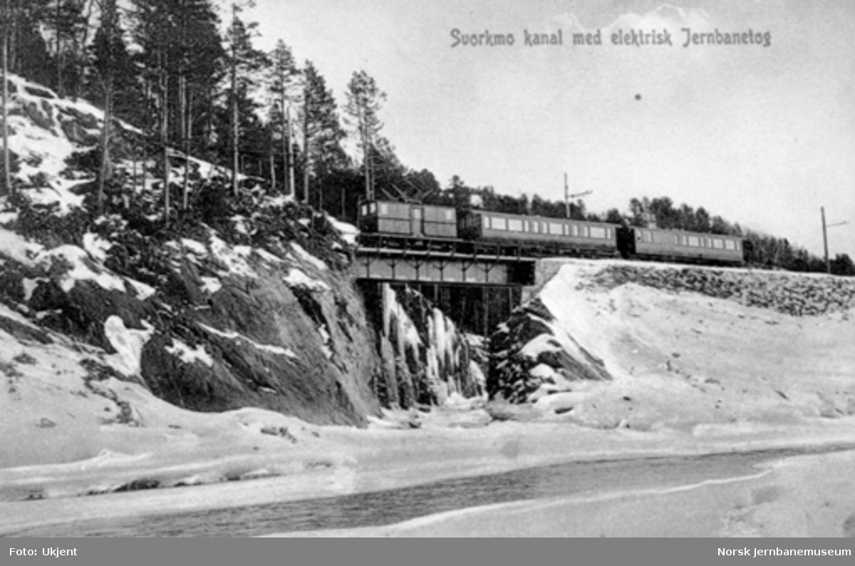 Elektrisk lokomotiv med persontog på Svorkmo bru