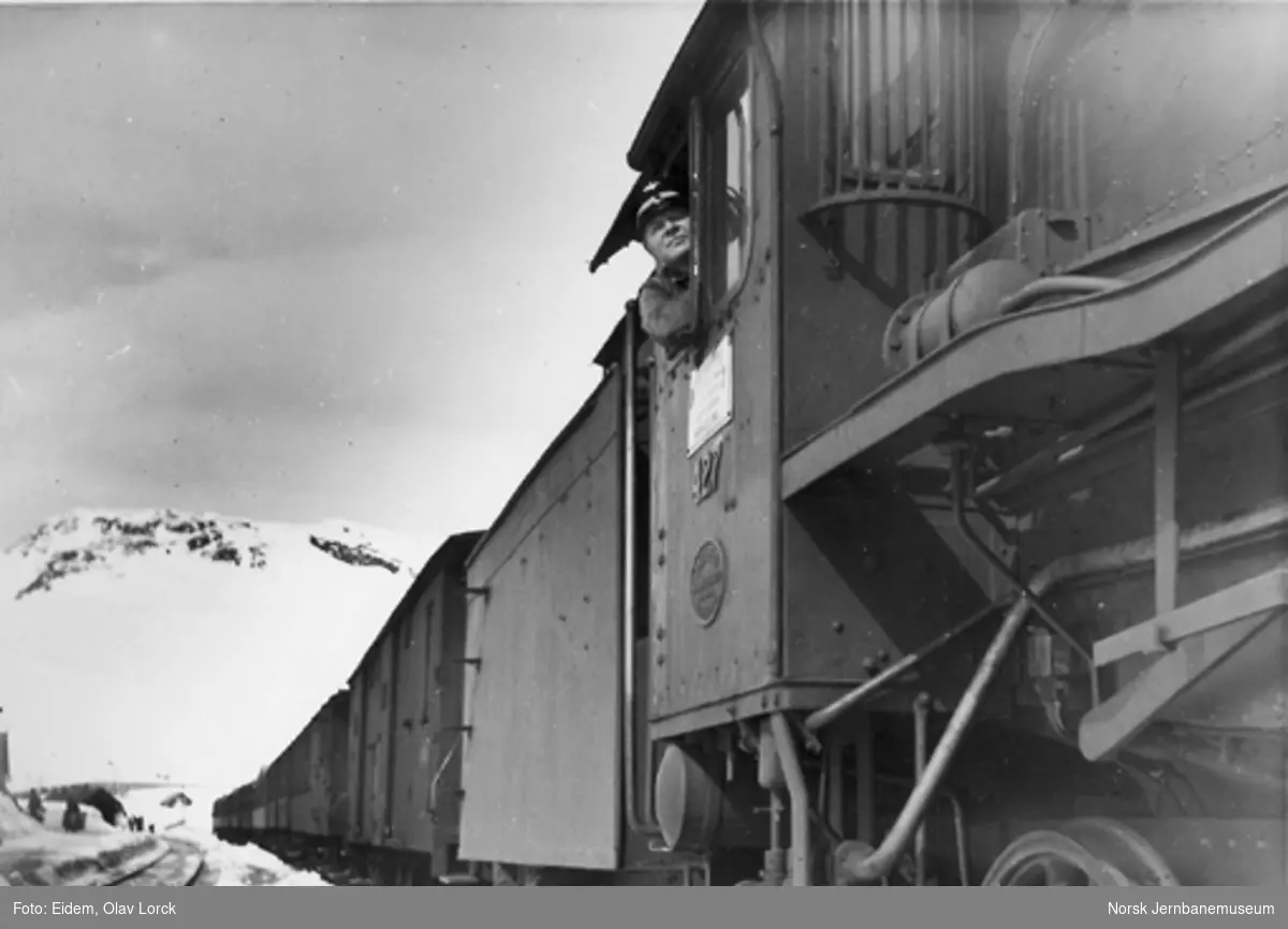 Damplokomotiv type 31b nr. 427 med persontog; lokomotivføreren i vinduet